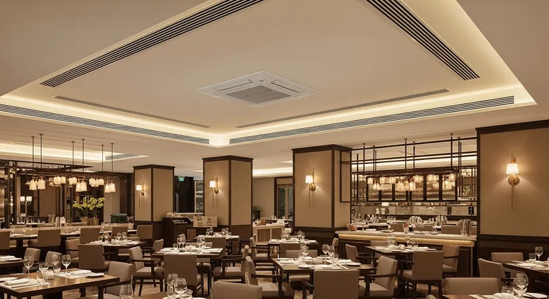 Канальный кондиционер Fujitsu со скрытым монтажом в подвесном потолке ресторана, Москва — разводка воздуховодов и линейные решётки