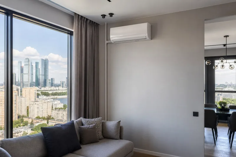 Монтаж настенной сплит-системы Daikin FTXB в ЖК «Пресненский», Москва — чистая установка без видимых коммуникаций